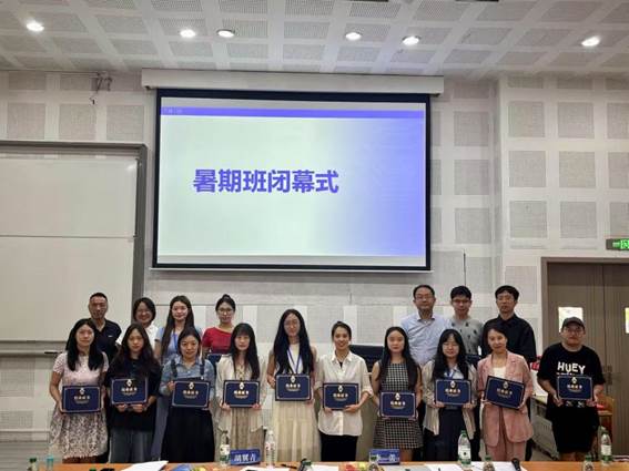 为学员颁发结业证书  杨淑杰 摄