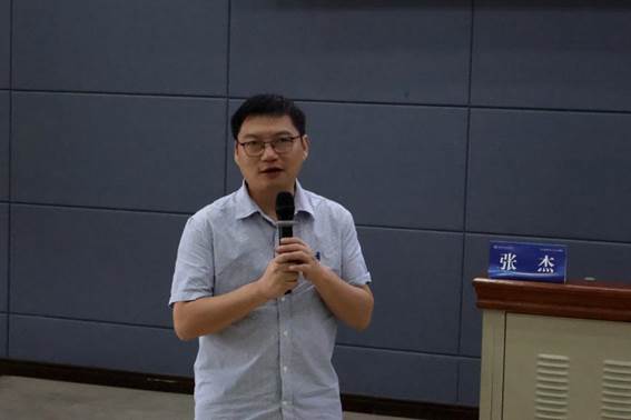吴予敏作讲座 张杰主持  曾欣怡 摄2
