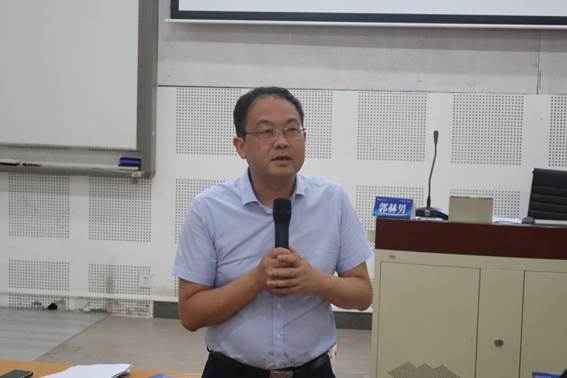 胡翼青、刘国强勉励青年学者  杨淑杰 摄1